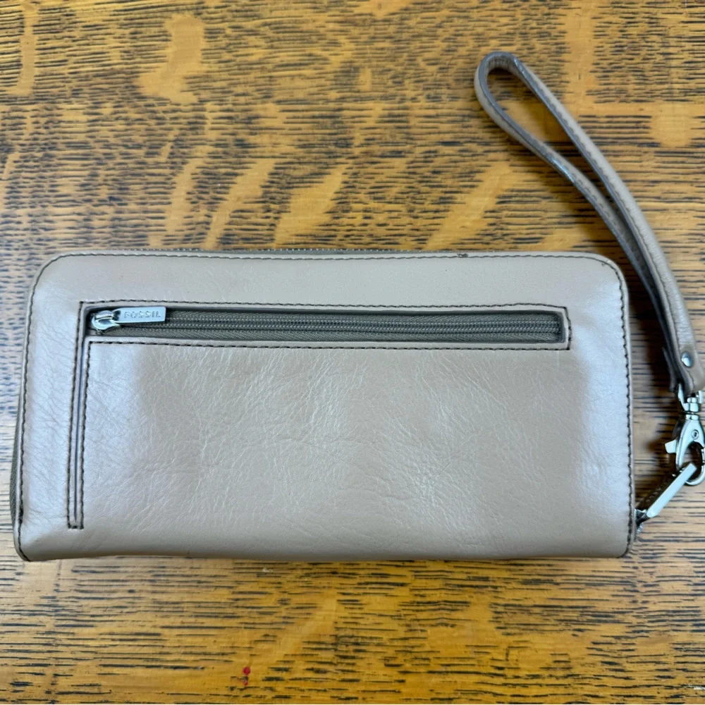 Fossil Beige Zippered Bifold Leather Wallet Wristlet‎ Clutch